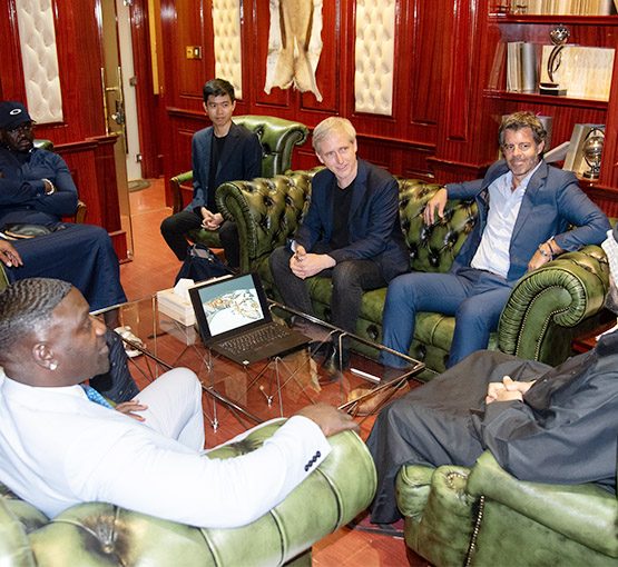 اجتماع ” زايد بن عويضة ” العضو المنتدب لورلد انفستمنتس، مع رجل الأعمال السنغالي الأمريكي(AKON)