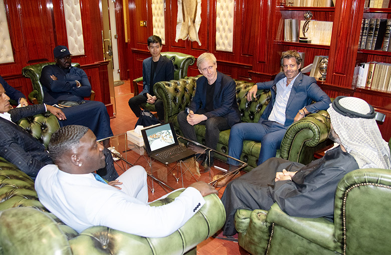 اجتماع ” زايد بن عويضة ” العضو المنتدب لورلد انفستمنتس، مع رجل الأعمال السنغالي الأمريكي(AKON)